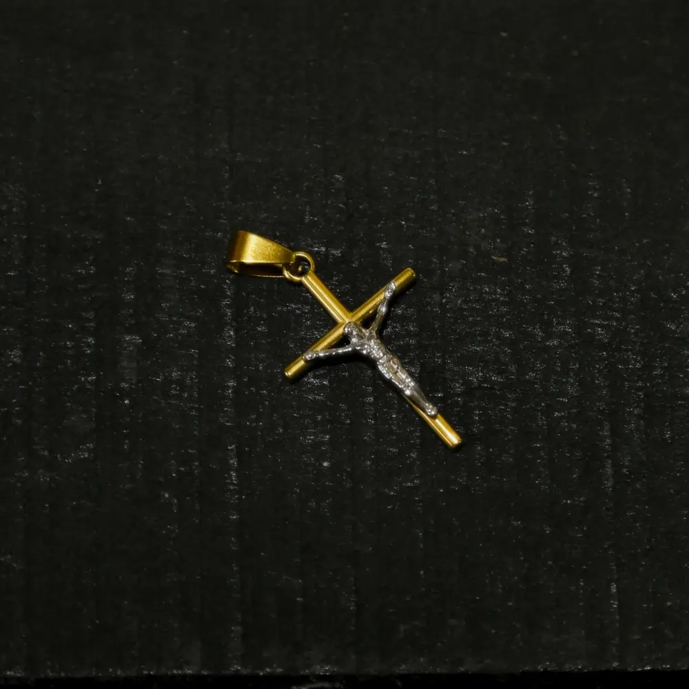 CRA.09 Cruz en acero dorada 34*22mm....webp